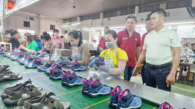 岘港友谊股份公司的鞋履生产。 岘港友谊股份公司的鞋履生产。