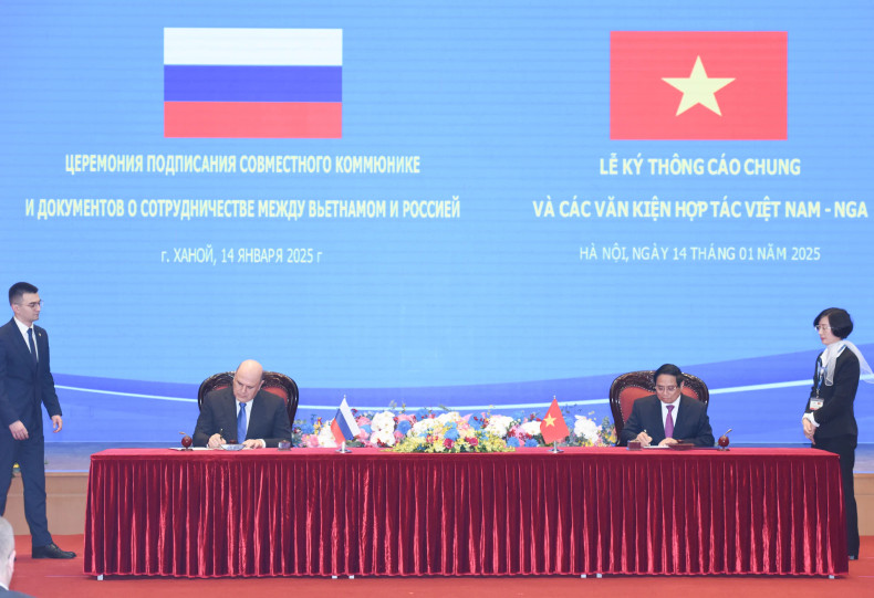 越南政府总理范明正和俄罗斯联邦政府总理米舒斯京签署了关于俄罗斯总理对越南进行正式访问成果的联合公报。 越南政府总理范明正和俄罗斯联邦政府总理米舒斯京签署了关于俄罗斯总理对越南进行正式访问成果的联合公报。