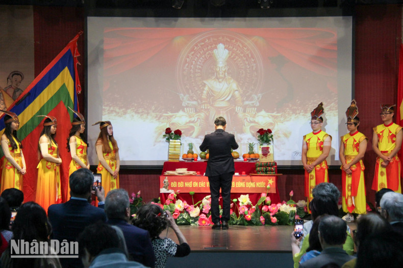 外交部副部长吴黎文上香缅怀各位雄王和先辈们。 外交部副部长吴黎文上香缅怀各位雄王和先辈们。