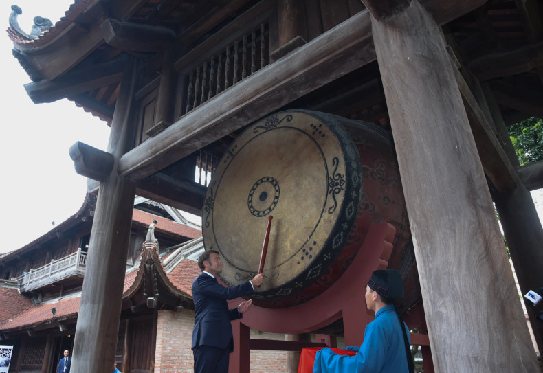 越共中央总书记苏林请马克龙总统参加了雷鼓击鼓仪式。 越共中央总书记苏林请马克龙总统参加了雷鼓击鼓仪式。
