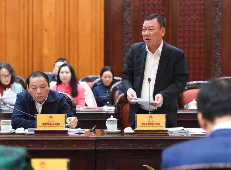 与会代表在会上发表讲话。 与会代表在会上发表讲话。