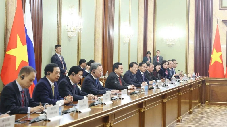 越共中央总书记苏林和越南代表团会见俄罗斯总理米哈伊尔·弗拉基米罗维奇·米舒斯京。（图片来源：越通社）