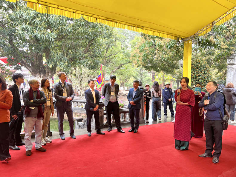 倾听导游介绍越南历史。