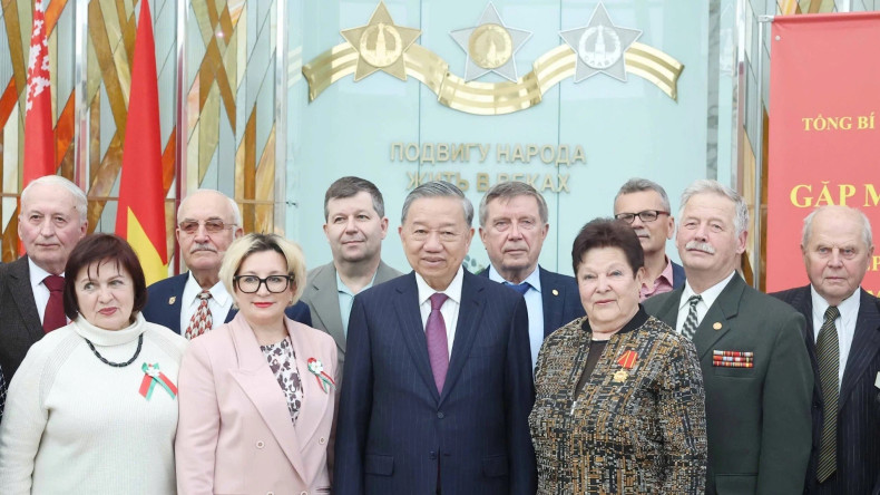 越共中央总书记苏林与曾经对越南作出巨大贡献的白俄罗斯老战士、专家和友人合影。 越共中央总书记苏林与曾经对越南作出巨大贡献的白俄罗斯老战士、专家和友人合影。