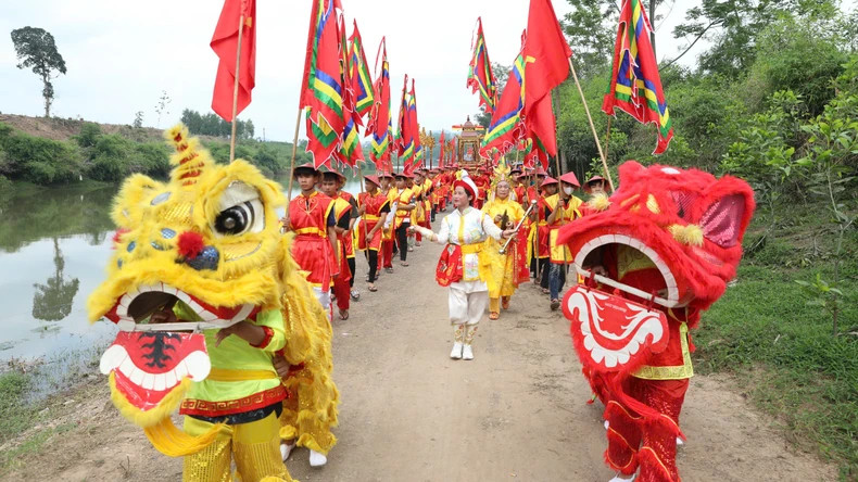 安州赛龙舟节期间的迎轿仪式。