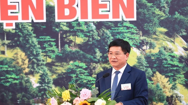 奠边省人民委员会主席黎成都在阿巴寨旗台挂牌和升旗仪式上发表讲话。 奠边省人民委员会主席黎成都在阿巴寨旗台挂牌和升旗仪式上发表讲话。