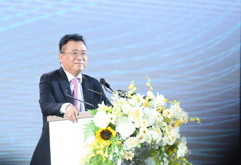 与会代表发表讲话。 与会代表发表讲话。