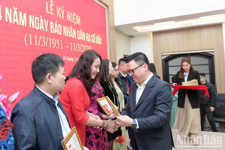 黎国明总编辑在仪式上向为党报作出巨大贡献的39名干部、新闻工作者授予“致力于《人民报》事业”纪念章。 黎国明总编辑在仪式上向为党报作出巨大贡献的39名干部、新闻工作者授予“致力于《人民报》事业”纪念章。