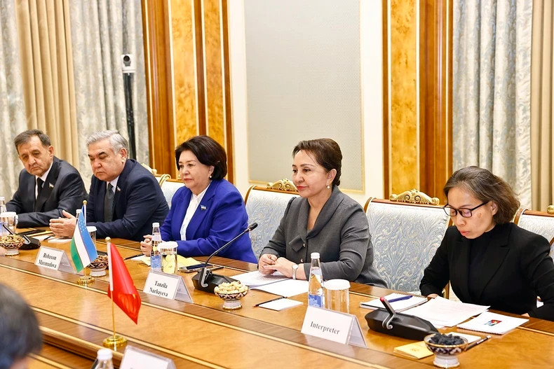 乌兹别克斯坦参议院主席坦齐拉·纳尔巴耶娃在同越南国会主席陈青敏举行会谈时发表讲话。（图片来源：越通社）