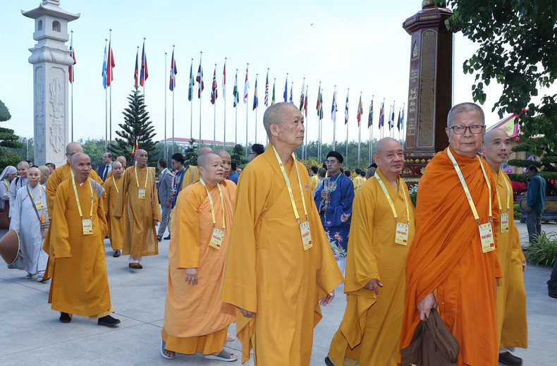 来自各国的僧侣和佛教代表出席2025年联合国卫塞节开幕式。(图片来源:越通社) 来自各国的僧侣和佛教代表出席2025年联合国卫塞节开幕式。(图片来源:越通社)