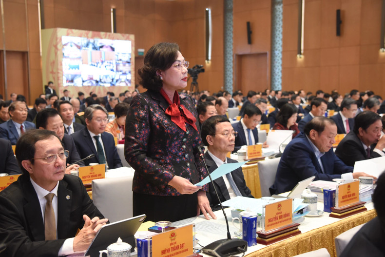 越南国家银行行长阮氏红在会上发表讲话。