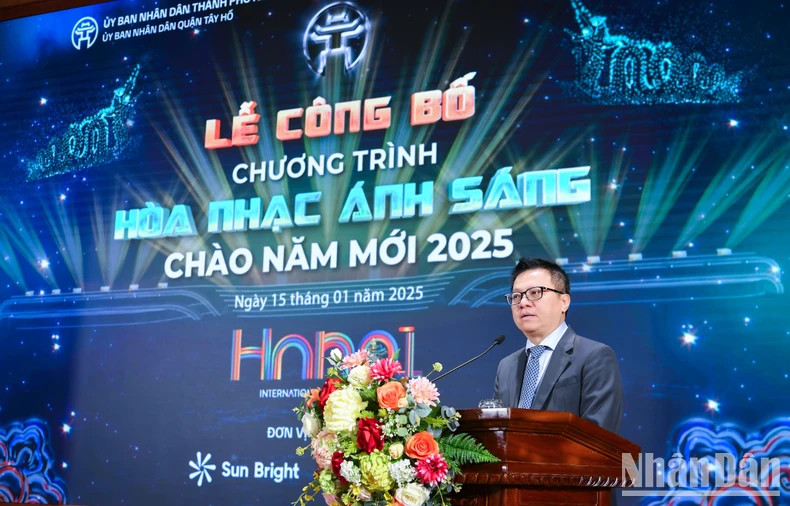 越共中央委员、越南《人民报》社总编辑、中央宣教部副部长、越南新闻工作者协会主席黎国明在活动上发表讲话。 越共中央委员、越南《人民报》社总编辑、中央宣教部副部长、越南新闻工作者协会主席黎国明在活动上发表讲话。