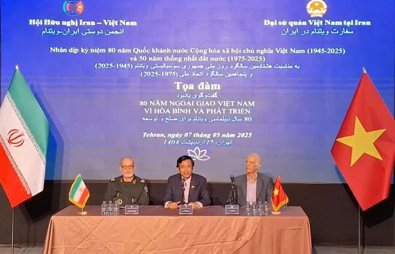 越南驻伊朗大使阮良玉和伊朗代表主持座谈会。（图片来源：越南驻伊朗大使馆）