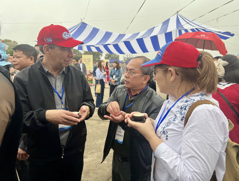 各位代表参观和体验荷花茶制作活动。