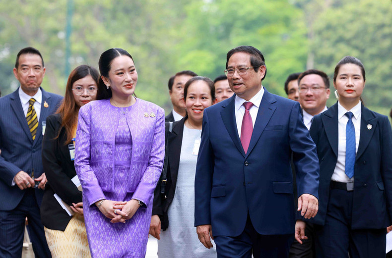 越南政府总理范明正主持仪式，欢迎泰国总理佩通坦·西那瓦正式访越。