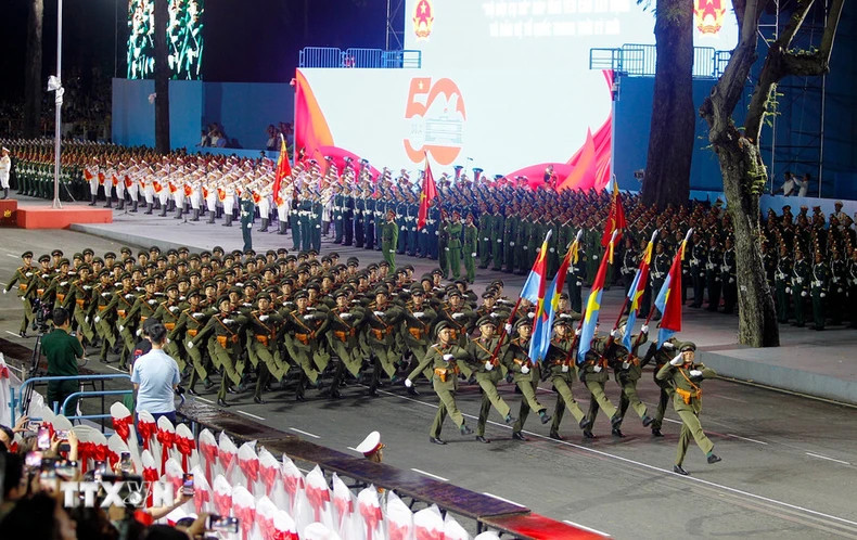 越南人民军各方队参加纪念南方解放、国家统一50周年庆典的阅兵和游行预演。(图片来源:越通社) 越南人民军各方队参加纪念南方解放、国家统一50周年庆典的阅兵和游行预演。(图片来源:越通社)