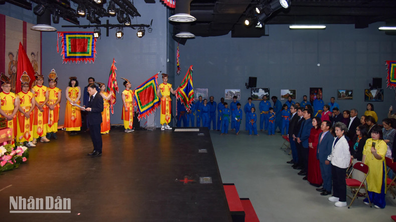 这不仅是缅怀民族根源的机会,而且也是国内和远离他乡所有越南人团结相爱精神的象征。 这不仅是缅怀民族根源的机会,而且也是国内和远离他乡所有越南人团结相爱精神的象征。