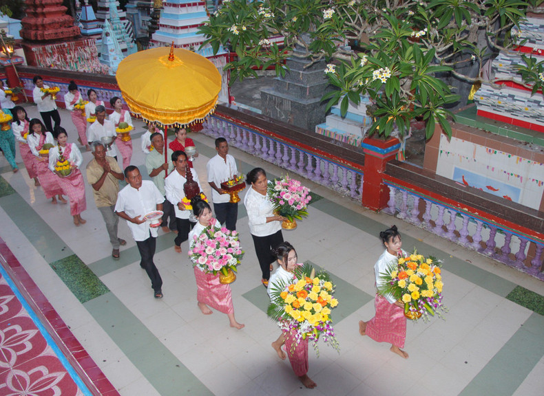 朔庄省各村寨的众多佛教信徒齐聚一堂，共同欢庆宋干节，喜迎新年的到来。