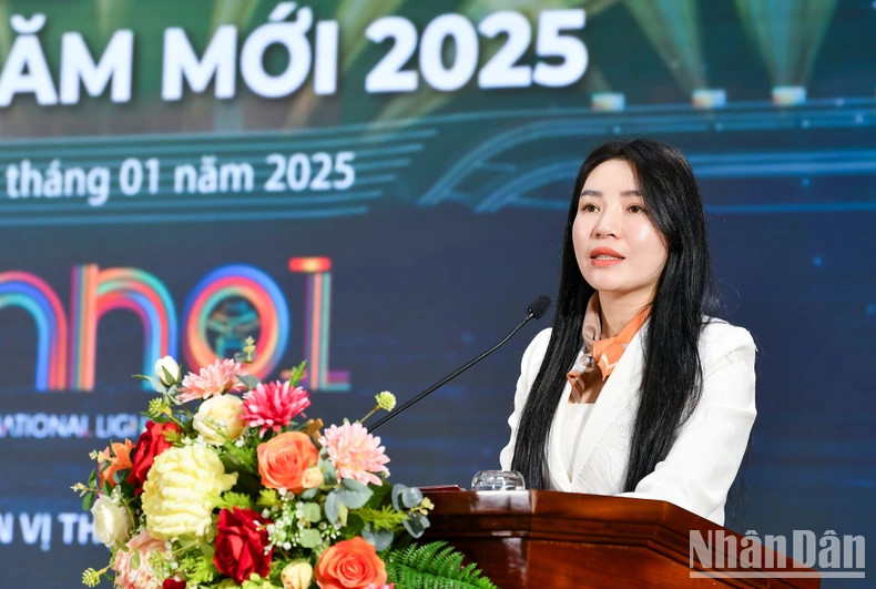 西湖郡人民委员会副主席裴氏兰方在活动上发表讲话。 西湖郡人民委员会副主席裴氏兰方在活动上发表讲话。