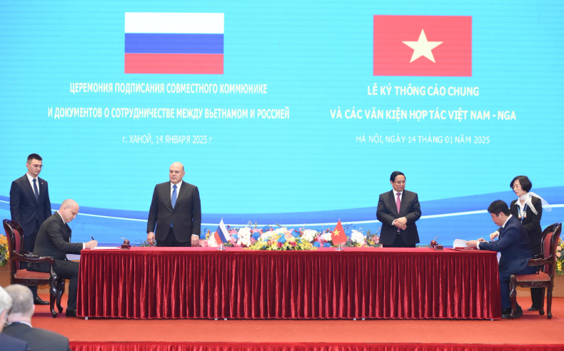 越南政府总理范明正和俄罗斯联邦政府总理米舒斯京见证越俄核能领域合作备忘录签字仪式。 越南政府总理范明正和俄罗斯联邦政府总理米舒斯京见证越俄核能领域合作备忘录签字仪式。