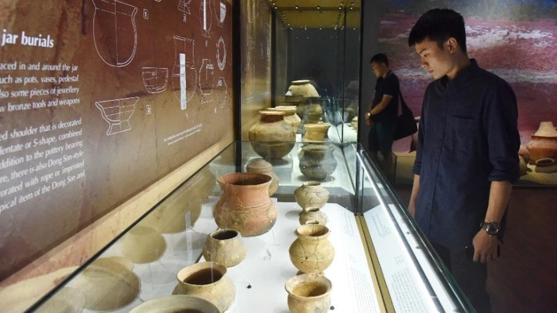 观众在河内市参观国家历史博物馆。(陈海 摄) 观众在河内市参观国家历史博物馆。(陈海 摄)