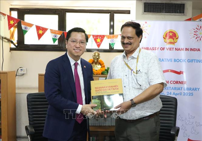 越南驻印度大使阮青海向中央政府秘书处图书馆领导代表赠送礼物。(图片来源:越通社) 越南驻印度大使阮青海向中央政府秘书处图书馆领导代表赠送礼物。(图片来源:越通社)