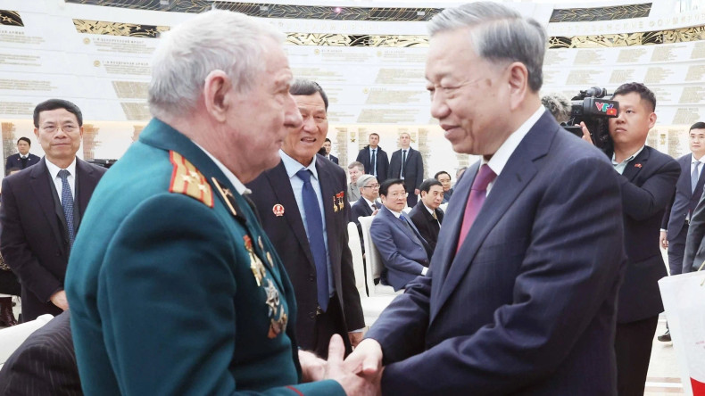 越共中央总书记苏林向曾经对越南作出巨大贡献的白俄罗斯老战士表示慰问和赠送礼物。 越共中央总书记苏林向曾经对越南作出巨大贡献的白俄罗斯老战士表示慰问和赠送礼物。