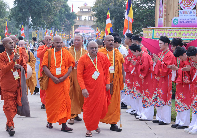 国际代表出席2025年联合国卫塞节开幕式。(图片来源:越通社) 国际代表出席2025年联合国卫塞节开幕式。(图片来源:越通社)