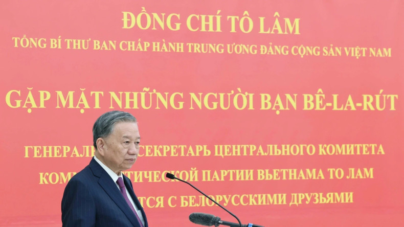 越共中央总书记苏林在会见曾经对越南作出巨大贡献的白俄罗斯老战士、专家和友人时发表讲话。 越共中央总书记苏林在会见曾经对越南作出巨大贡献的白俄罗斯老战士、专家和友人时发表讲话。