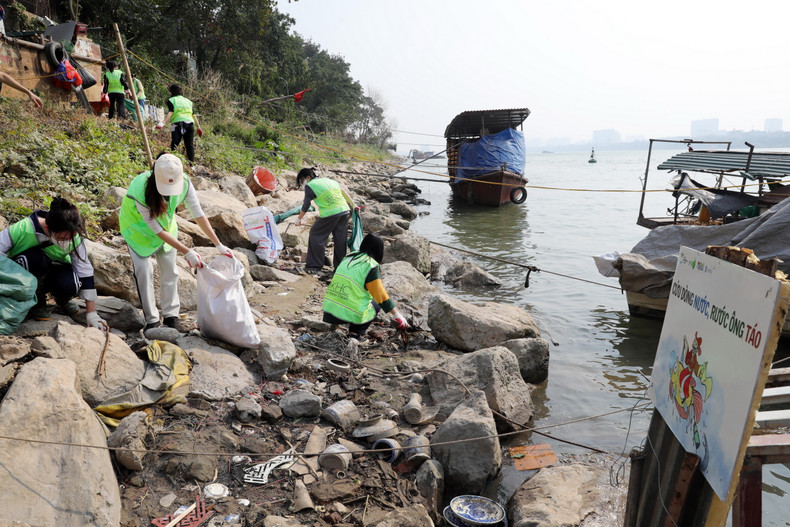 很多瓶、罐都被年轻人收集起,装进袋子里。 很多瓶、罐都被年轻人收集起,装进袋子里。