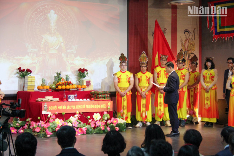 在庄严而富有意义的气氛中,外交部副部长吴黎文宣读祭文,缅怀和感谢为国家建设和保卫事业作出贡献的雄王和先辈们。 在庄严而富有意义的气氛中,外交部副部长吴黎文宣读祭文,缅怀和感谢为国家建设和保卫事业作出贡献的雄王和先辈们。