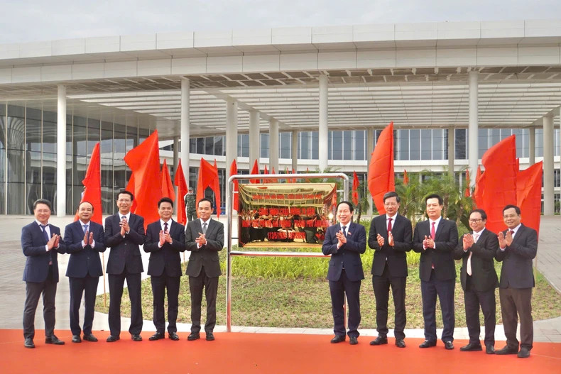 越共中央书记处书记、中央政策战略部部长陈流光和海防市领导举行海防会议表演中心项目挂牌仪式。 越共中央书记处书记、中央政策战略部部长陈流光和海防市领导举行海防会议表演中心项目挂牌仪式。