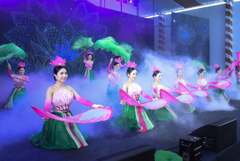 特朗普国际兴安项目动工仪式上的文艺表演节目。 特朗普国际兴安项目动工仪式上的文艺表演节目。