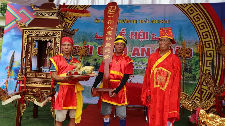 安州赛龙舟节期间的牌位迎送仪式。