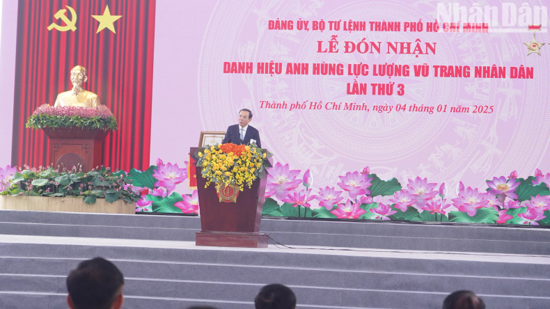 胡志明市市委书记阮文年在意识上发表讲话。