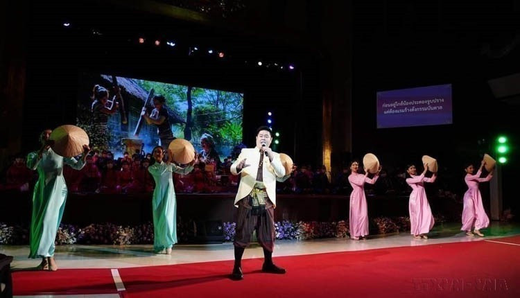 2024年3月26日，由泰国玛哈•扎克里•诗琳通公主亲自填词的音乐作品《越南安宁》在泰国曼谷朱拉隆功大学公开演出。