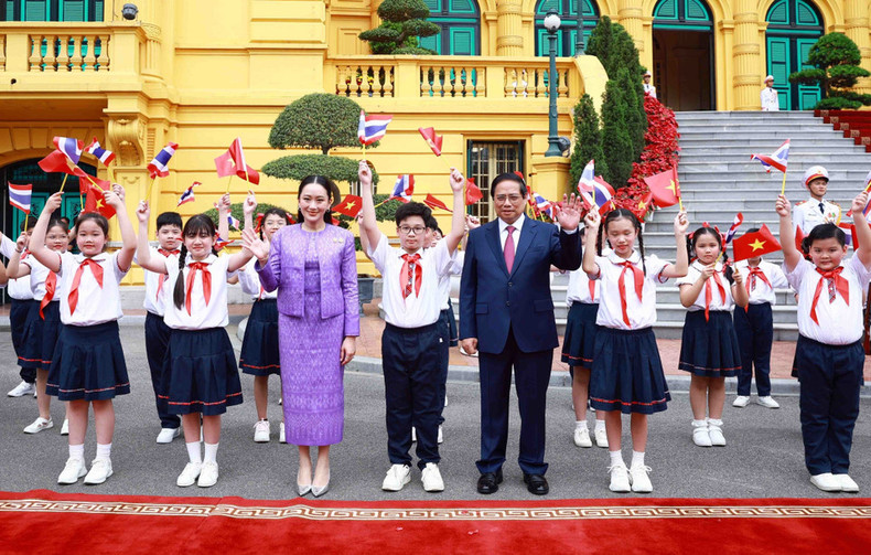 越南政府总理范明正主持仪式，欢迎泰国总理佩通坦·西那瓦正式访越。