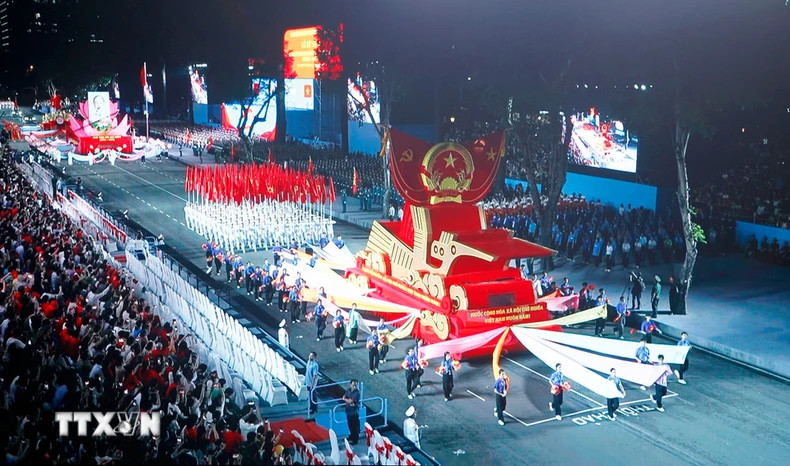 纪念南方解放、国家统一50周年庆典的阅兵和游行预演于4月25日晚在胡志明市第一郡黎笋街举行。(图片来源:越通社) 纪念南方解放、国家统一50周年庆典的阅兵和游行预演于4月25日晚在胡志明市第一郡黎笋街举行。(图片来源:越通社)