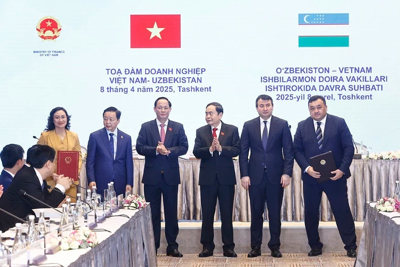 国会主席陈青敏见证双方合作协议交换仪式。