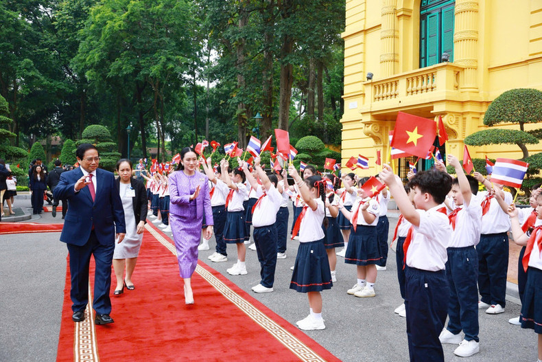 越南政府总理范明正主持仪式，欢迎泰国总理佩通坦·西那瓦正式访越。