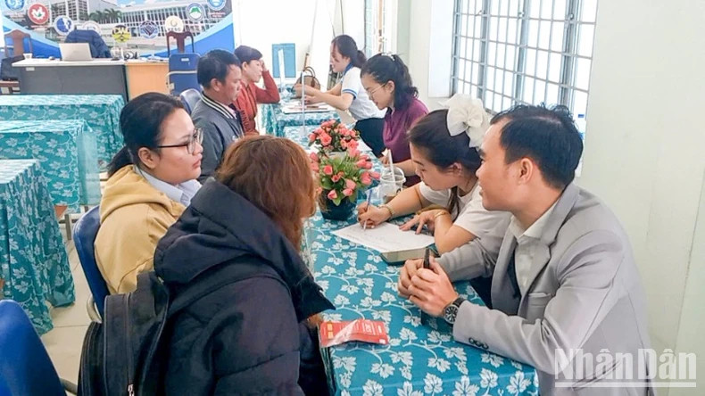 岘港就业服务中心的招聘会。 岘港就业服务中心的招聘会。