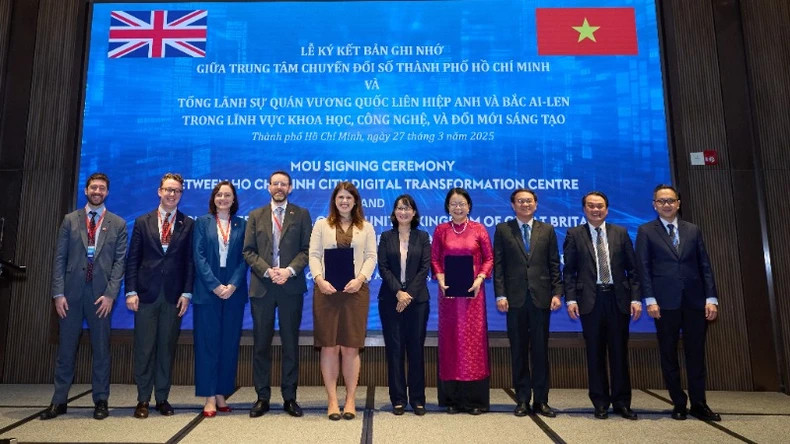 英国驻胡志明市总领事馆与胡志明市数字化转型中心签署了科技与创新领域的合作备忘录。 英国驻胡志明市总领事馆与胡志明市数字化转型中心签署了科技与创新领域的合作备忘录。