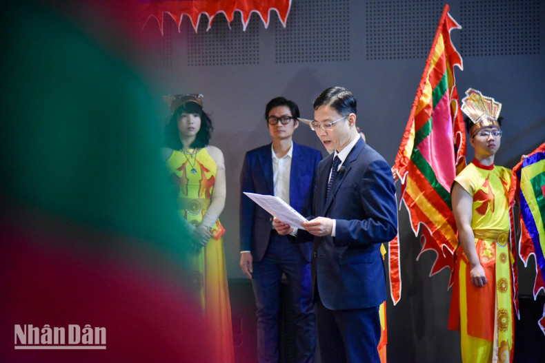 在庄严而富有意义的气氛中,外交部副部长吴黎文宣读祭文,缅怀和感谢为国家建设和保卫事业作出贡献的雄王和先辈们。 在庄严而富有意义的气氛中,外交部副部长吴黎文宣读祭文,缅怀和感谢为国家建设和保卫事业作出贡献的雄王和先辈们。