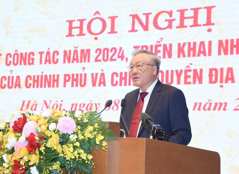 政府常务副总理阮和平在会上作报告。