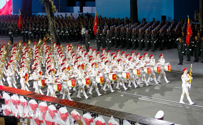 越南人民军各方队参加纪念南方解放、国家统一50周年庆典的阅兵和游行预演。(图片来源:越通社) 越南人民军各方队参加纪念南方解放、国家统一50周年庆典的阅兵和游行预演。(图片来源:越通社)