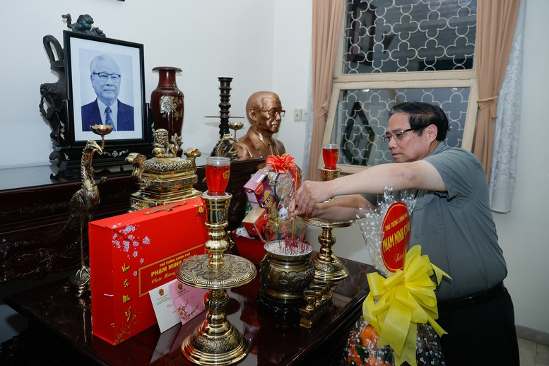 越南政府总理范明正进香缅怀已故政府总理武文杰。（图片来源：VGP）