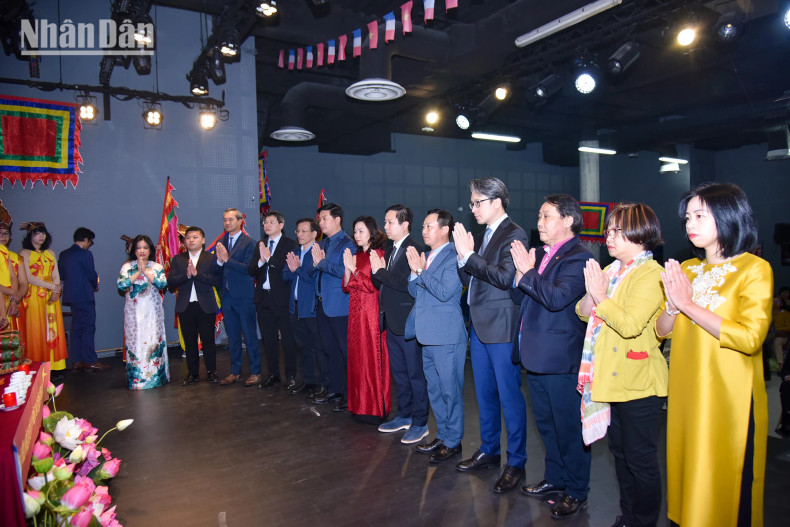 越南驻法代表机构代表诚心上香缅怀和感谢各位雄王和先辈们的功劳。 越南驻法代表机构代表诚心上香缅怀和感谢各位雄王和先辈们的功劳。