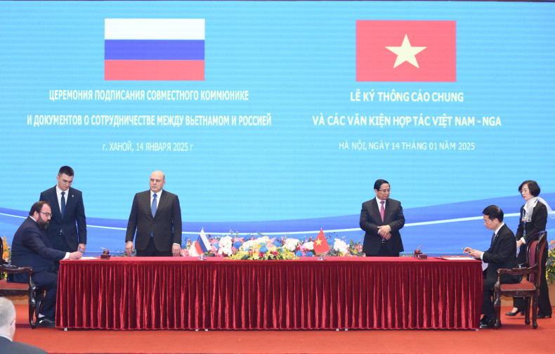 越南政府总理范明正和俄罗斯联邦政府总理米舒斯京见证俄罗斯联邦数字发展、通讯与大众传媒部与越南通信传媒部谅解备忘录的签字仪式。 越南政府总理范明正和俄罗斯联邦政府总理米舒斯京见证俄罗斯联邦数字发展、通讯与大众传媒部与越南通信传媒部谅解备忘录的签字仪式。