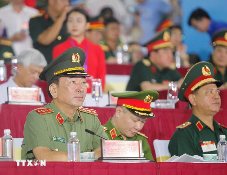 越南公安部领导和各位代表出席庆祝越南南方解放、国家统一50周年阅兵和游行预演活动。(图片来源:越通社) 越南公安部领导和各位代表出席庆祝越南南方解放、国家统一50周年阅兵和游行预演活动。(图片来源:越通社)