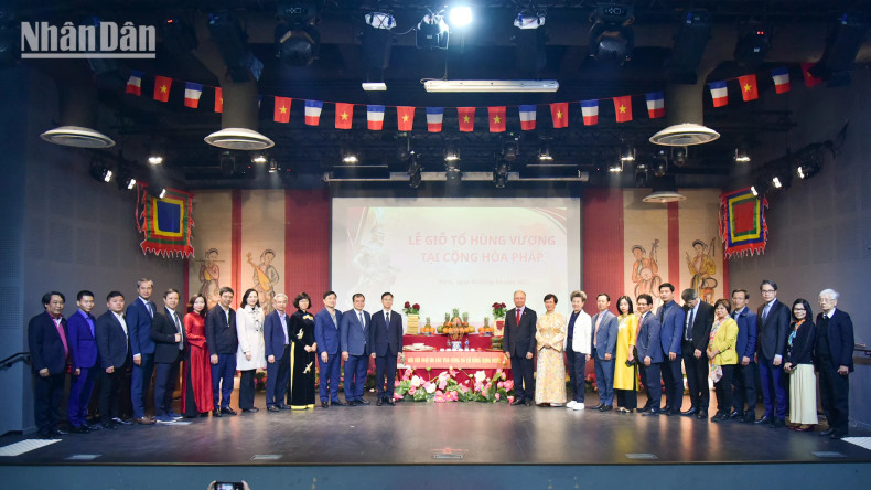 外交部副部长吴黎文、越南驻法国大使丁全胜和夫人等代表一同参加活动。 外交部副部长吴黎文、越南驻法国大使丁全胜和夫人等代表一同参加活动。